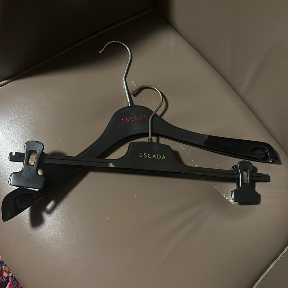 Escada Hangers